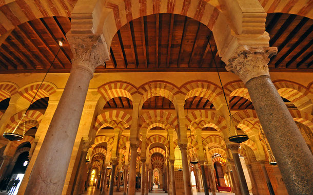 「円柱の森」の名で知られるメスキータの多柱室。世界遺産「コルドバ歴史地区（スペイン）」構成資産