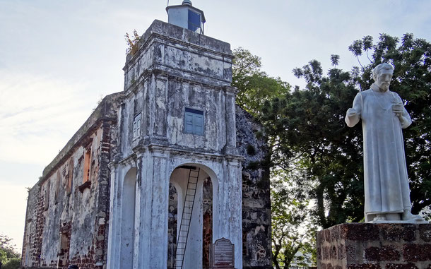 世界遺産「ムラカとジョージタウン、マラッカ海峡の古都群(マレーシア)」、セント・ポール教会に立つフランシスコ・ザビエル像