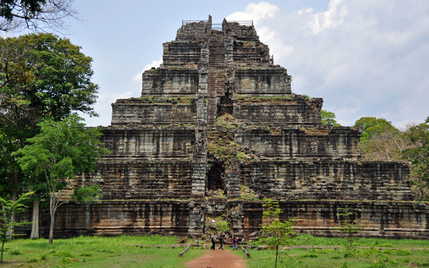 カンボジアの世界遺産候補地「コー・ケー：古代リンガプラあるいはチョック・ガルギャーの考古遺跡」の階段ピラミッド