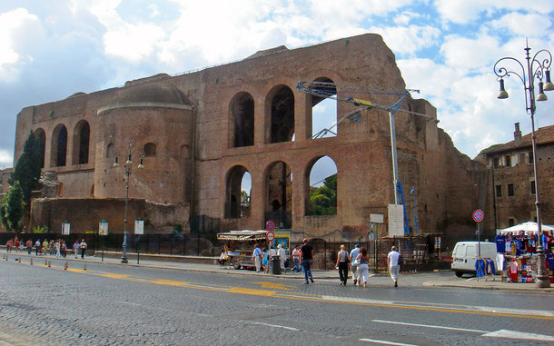 世界遺産「ローマ歴史地区、教皇領とサン・パオロ・フォーリ・レ・ムーラ大聖堂(イタリア/バチカン共通)」、フォロ・ロマーノのマクセンティウスのバシリカ