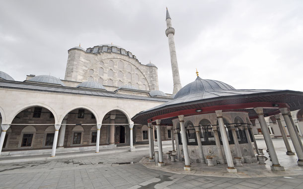 トルコの世界遺産「イスタンブール歴史地域」、ミフリマー・スルタン・モスクの中庭と泉亭