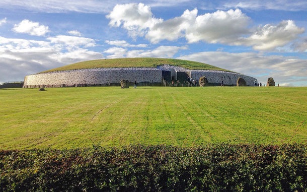 アイルランドの世界遺産「ブルー・ナ・ボーニャ ボイン渓谷の遺跡群」のニューグレンジ