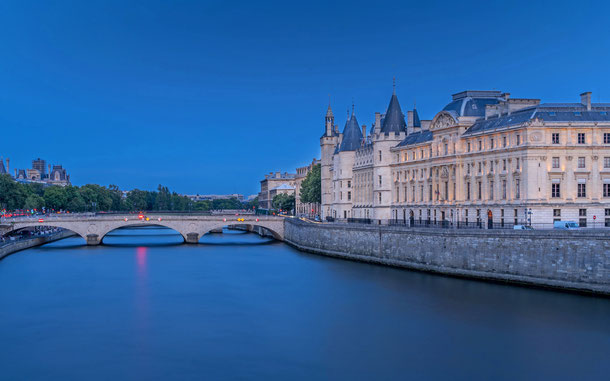 世界遺産「パリのセーヌ河岸（フランス）」、パレ・ド・ジュスティス・ド・パリ（パリ司法宮／裁判所）のコンシェルジュリー、左の橋はシャンジュ橋