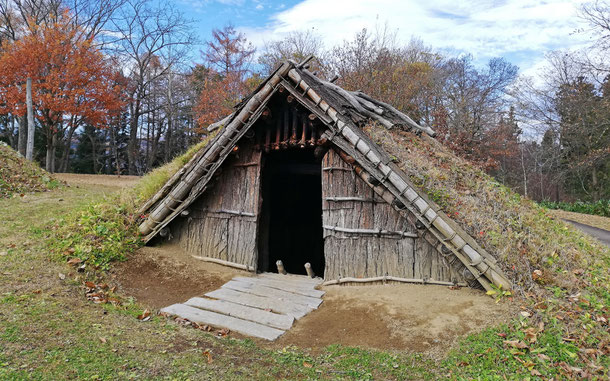 青森県の三内丸山遺跡、茅葺き竪穴式住居