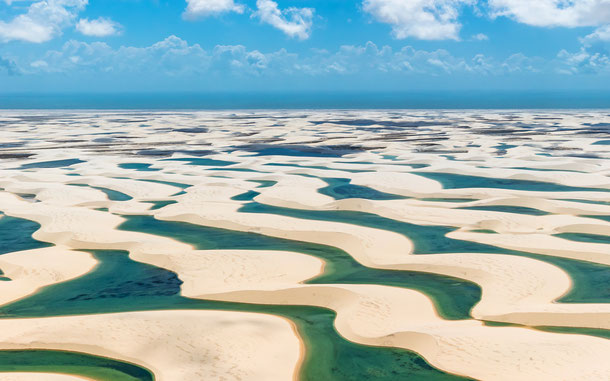 ブラジルの世界遺産候補地「レンソイス・マラニャンセス国立公園」、海岸沿いに連なる白い大砂丘群