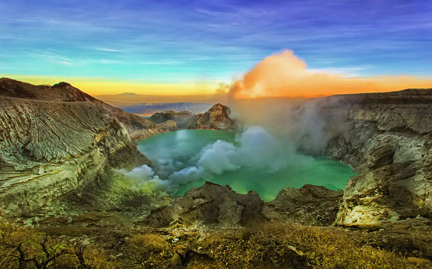 インドネシア「イジェン」の荒涼たる火口湖