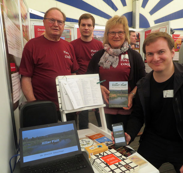 erste Präsentation am 6. und 7. April während der Holztage/Pohlsche Heide - Hermann Böhne (Vorsitzender Förderverein), Stephan Böhne (Technik), Annette Borchardt (Aktive im Arbeitskreis Plattdeutsch), Jan-Christoph Borchard (Webmaster) - v. l.