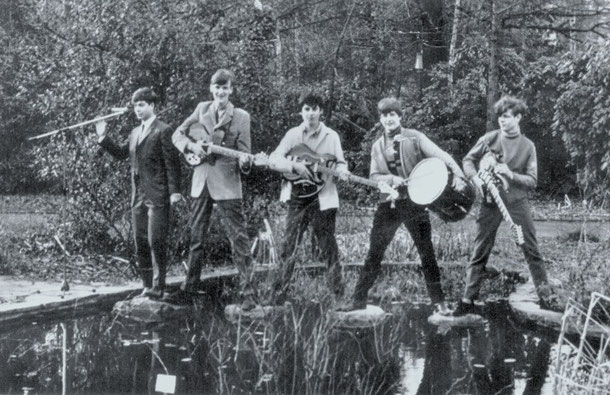 v.l.n.r. Nico Stijnen, zang - Willem Molin, slaggitaar - Harry Dohmen, basgitaar Jack Noland, drums - Hub Coumans, sologitaar foto met dank aan Hub Coumans