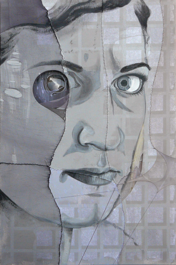 Autoportrait de Settimia Taroux, visage féminin fragmenté mêlant couture, collage, peinture en grisaille. La loupe à l’intérieur de l’œil crée un effet miroir et une mise en abyme du regard, entre introspection, identité et univers narratif cousu.