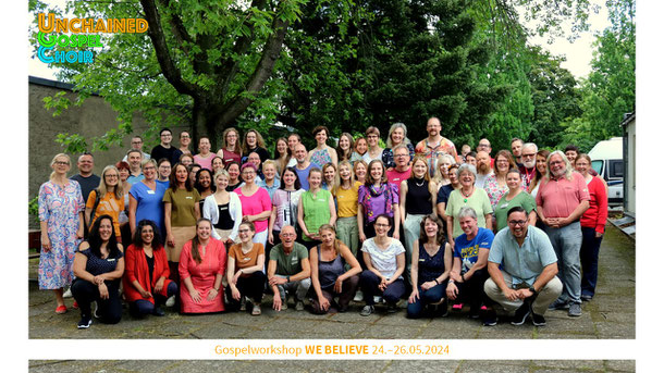 Gruppenfoto des Workshopchors im Hinterhof der EFG Tempelhof