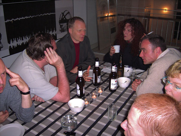 Robert Brahmkamp nach der Filmvorführung im Atelierhaus Alte Schule in Essen-Steele im Gespräch