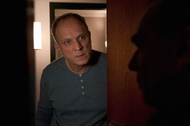 Ulrich Tukur (links) und Martin Wuttke im Tatort "Wer bin ich"? Bild: HR/Kai von Kröcher