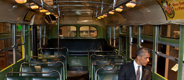 US-Präsident Barack Obama auf dem Platz, den Rosa Parks 1955 nicht einem Weißen überließ (Foto: Pete Souza, Lizenz: The White House)