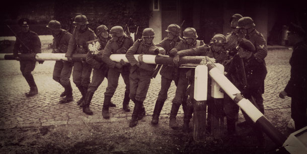 Deutsche Soldaten reißen die polnischen Grenzbäume ein (Lizenz: gemeinfrei)