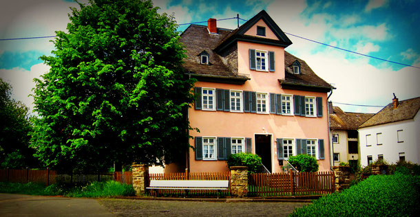 Das evangelische Pfarrhaus in Nochern (nahe der Loreley) / Foto: Haffitt, Lizenz: CC-BY-SA-3.0,2.5,2.0,1.0