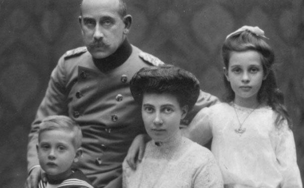 Foto: Hofatelier Gebr. Hirsch, Karlsruhe. Lizenziert unter Gemeinfrei