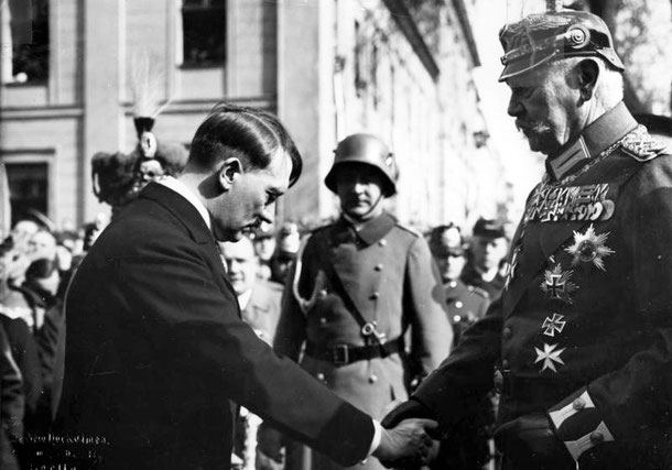 Hitler verneigt sich vor Hindenburg auf dem Tag von Potsdam