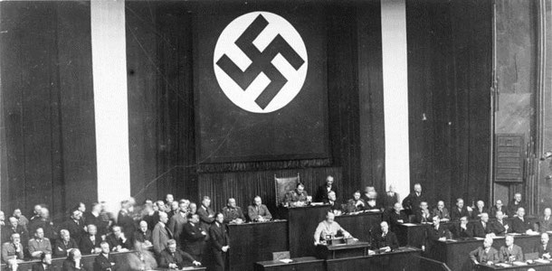 Hitler spricht zum Ermächtigungsgesetz (Bundesarchiv, Bild 102-14439 / CC-BY-SA)