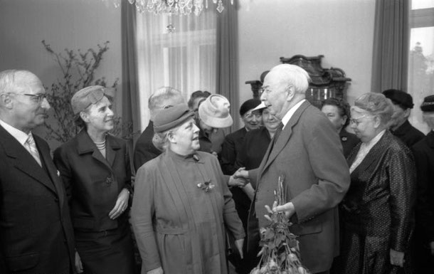 Helene Weber mit dem Müttergenesungswerk bei Bundespräsident Heuss (Bundesarchiv, B 145 Bild-F006445-0018 / CC-BY-SA 3.0