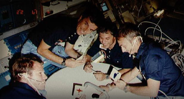 Der erste Westdeutsch im All: Ulf Merbold (2. v. r.) und die Crew der Weltraummission STS-9 sind guter Dinge. Foto: NASA, Lizenz: public domain
