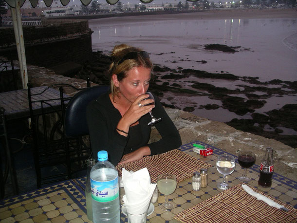 2004 FISCHRESTAURANT AM STRAND / HAFEN VON *ESSAOUIRA*