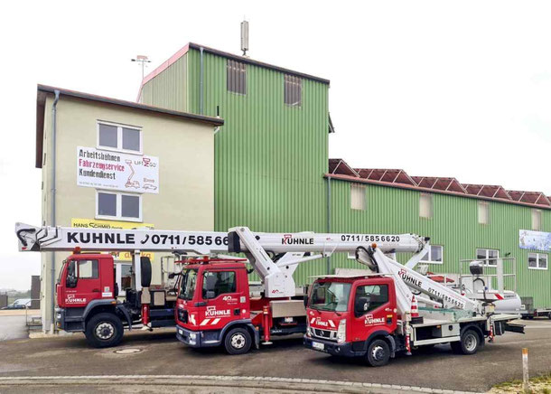 3 LKW-Hebebühnen vor einem Gebäude