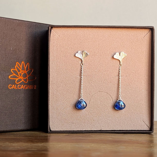 Orecchini pendenti in argento 925 lunghi 4,4 cm, con una piccola foglia a lobo incisa a mano, da cui pende una catenella diamantata di circa 2 cm a cui è appesa una cianite blu della migliore qualità di 9 mm di larghezza x 8 mm di altezza