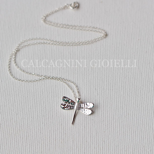 Collana con ciondolo Libellula di Calcagnini Gioielli. Ciondolo fatto a mano in argento completo di catena. Flavio Calcagnini Design. Gioiello fatto a mano in Italia