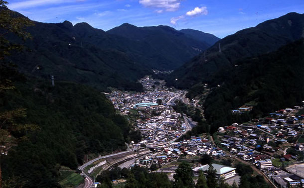 水窪情報サイトは、浜松市の一番北に位置する自然豊かな森と清流に抱かれた緑のまち「水窪」の情報を集めたホームページです。水窪を訪れる人、住む人に役立つ情報を提供します。 水窪情報サイトへようこそ!『県道水窪森線:通行止め』のお知らせ『山住神社:絵馬』が新しくなりました・・・!『天竜区二俣で【水窪展】』開催中!!!『スマホde家康 フォトコンテスト!』開催中!!!🌸🌸『大野一本桜』8分咲き!🌸🌸(3月24日:現在)『田楽の里:営業再開』のお知らせ・・・!『氷壁』が出現しました・・・!『新酒 清流の酒みさくぼ』販売開始しました!『西浦田楽:中止』のお知らせ!『2023 みさくぼカレンダー』発売中!「コロナ感染予防の対応について」『紅葉が始まりました・・・!』『みさくぼマルシェ』開催のお知らせ!『峠の国盗り綱引き合戦:中止』のお知らせ!『みさくぼ祭り:中止』のお知らせ!『水窪じゃがた祭り』開催します!『水窪じゃがた品評会・即売会』開催のお知らせ!🌸🌸『大野一本桜』5分咲き🌸🌸(4月1日:現在)『ヒョー越線:全面通行止め一時解除』のお知らせ!『氷の壁』出現しました・・・!『西浦田楽:中止』のお知らせ!『第7弾 新酒』販売始めました!『清流の酒 みさくぼ』が受賞しました・・・!『紅葉情報』:終盤です・・!『紅葉情報』:見頃です・・・!『紅葉情報』:色付き始めました・・・!『バーチャル物産展』開催します!『通行止め(長野県側)』のお知らせ『秋のイベント:中止』のお知らせ『みさくぼ祭り:中止』のお知らせ🥔『水窪じゃがた品評会』🥔開催のお知らせ・・・!『イベント中止』のお知らせ・・・!『国盗り』リニューアルオープンします!『西浦田楽』中止のお知らせ!『水窪じゃがた焼酎』発売します!『西浦(にしうれ)田楽』は、2月11日です!『第24回 水窪夢街道』開催のお知らせ!『第32回 峠の国盗り綱引き合戦』のご案内『第25回 ヤマメつかみ取り大会』開催のお知らせ!『第6回水窪じゃがた祭り』開催のお知らせ!『戸中山林道』の交通情報!『モデル:ハイキングコース』のご案内『西浦(にしうれ)田楽』は、2月22日です!「第23回 みさくぼ夢街道」のお知らせ!『第32回 峠の国盗り綱引き合戦』開催のお知らせ!【フォトコンテスト】実施します!【みさくぼ祭り】『仮装コンクール審査員』募集中です!【みさくぼ祭り】『仮装コンクール出場者』募集してます!『紅葉』始まりました!『第22回 みさくぼ夢街道』開催!『第31回 峠の国盗り綱引き合戦』は、10月22日です!『みさくぼ祭り』が始まります!『みさくぼ祭り仮装コンクール』出場者募集してます!『みさくぼ祭り仮装コンクール』審査員募集中です!『ヤマメつかみ取り大会』は、7月30日です!こいね水窪 じゃがた祭り 大盛況でした!観光協会事務所移転のお知らせ!天空の里:大沢 農家民宿ほつむら『昔カフェ』始めました!農家民宿 時忘れの家「ほつむら」からのイベントお知らせ第30回峠の国盗り綱引き合戦開催について洋食屋みさくぼがテレビ静岡くさデカに出演しました