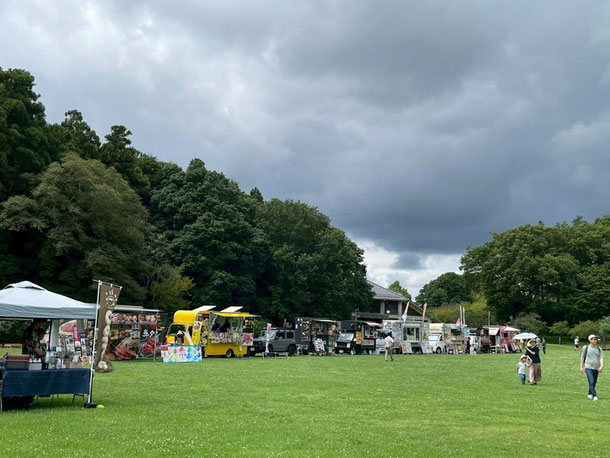 あけぼの山農業公園サマーフェスティバルの会場に並ぶキッチンカー