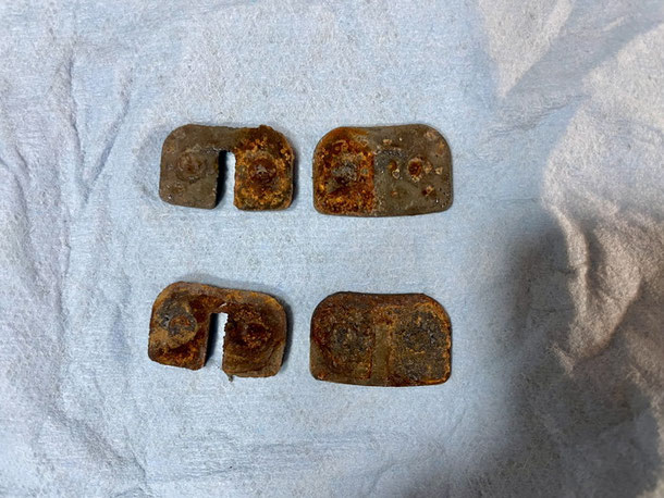 摩擦材と金属製台座が剥離し強く錆びたリアブレーキパッド