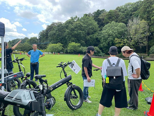 電動モビリティの操作方法を来場者に説明するVOLT EDGEスタッフ