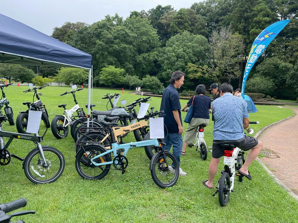 電動アシスト自転車と特定小型原付を試乗する来場者