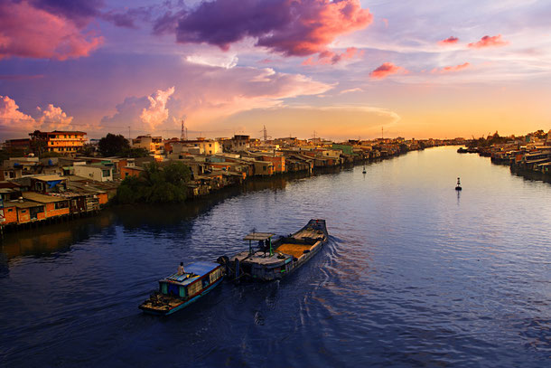 Ein Sonnenuntergang am Mekong Fluss mit Schiffen
