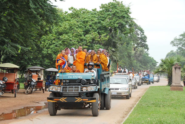 Autos mit Mönchen auf dem Weg von der Haupstadt Phnom Penh nach Pursat