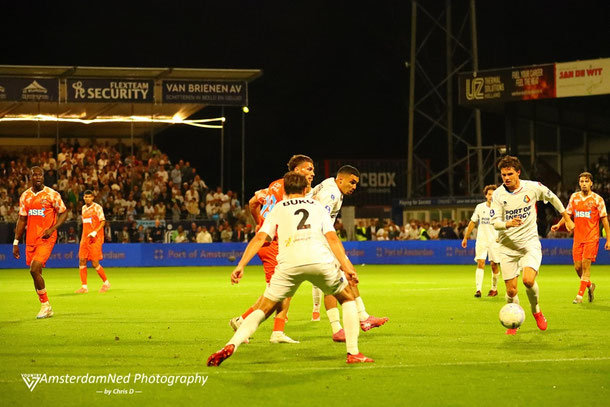 Nieuwkomer Anthony Descotte haalt uit en treft het doel, 2-1..... 