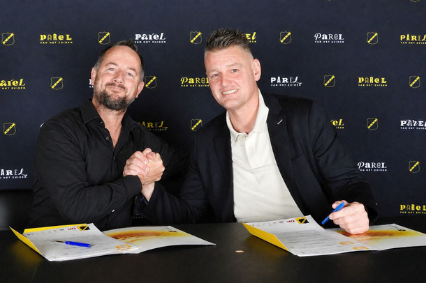 Contract ondertekeken van Technisch Directeur Peter Maas, met zijn nieuwe assistent-trainer Michael Dingsdag