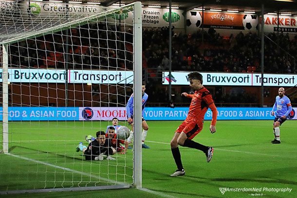 Alex PLat liggend achter doelman Matthys, scoort de 2-0, Nordin Bukala houdt de vinger aan de pols