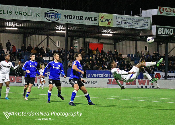 Ook de omhaal van topscorer Glynor Plet bereikt het doel niet