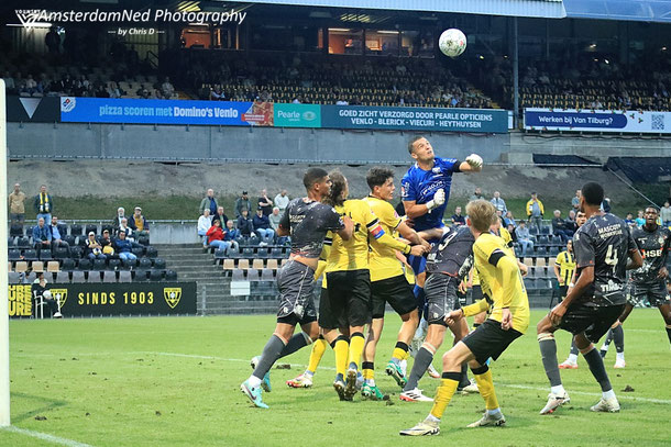 Youri Schoonderwaldt houdt vooralsnog zijn doel schoon, tegen de lange mannen van FC Volendam