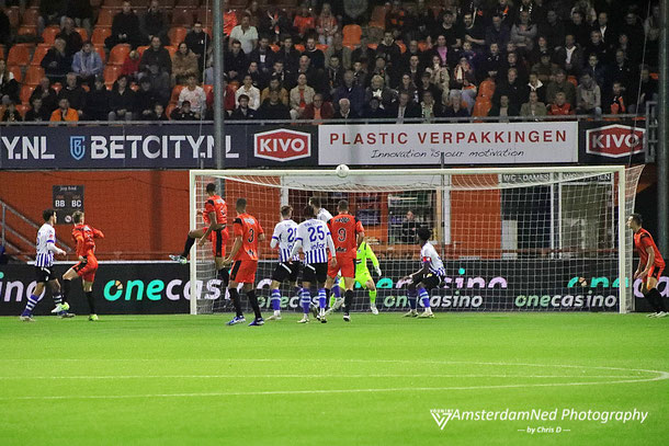 Xavier Mbuyamba springt ruim boven iedereen uit, en kopt de bal in het netje, 1-0.....