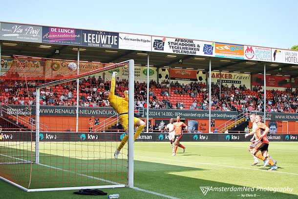 Debuterende doelman Kayne van Oevelen redt atletisch, op een kopbal van Evert Linthorst.....