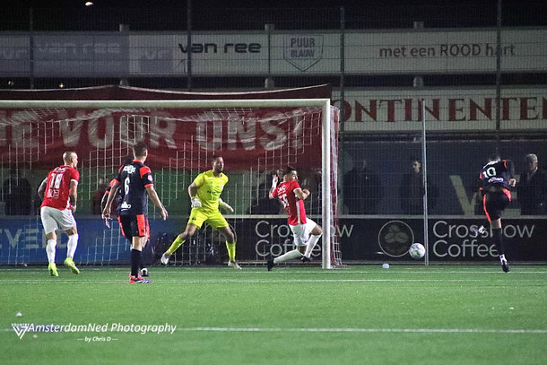 De 0-2 in de rebound ingeschoten door Brandley Kuwas
