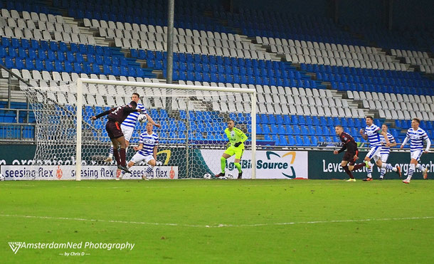 Kopbal Glynor Plet, welke tot de "handsbal penalty" leidt op 1-1,......    