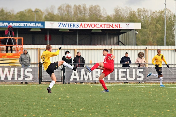 Daan Wensink (NAC) in duel, Rode kaart Almere City FC speler