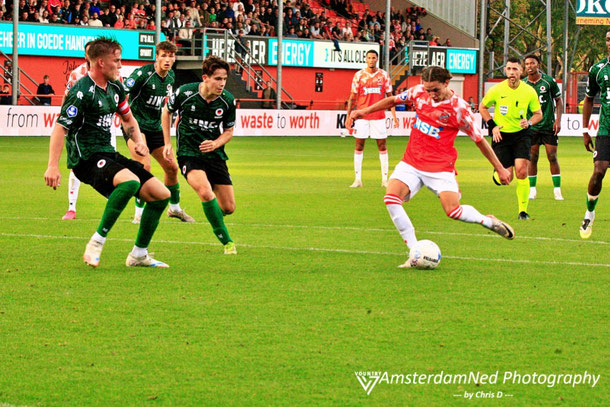 De inzet van MotM, Robin van Cruijssen wordt door de keeper geblokt.....