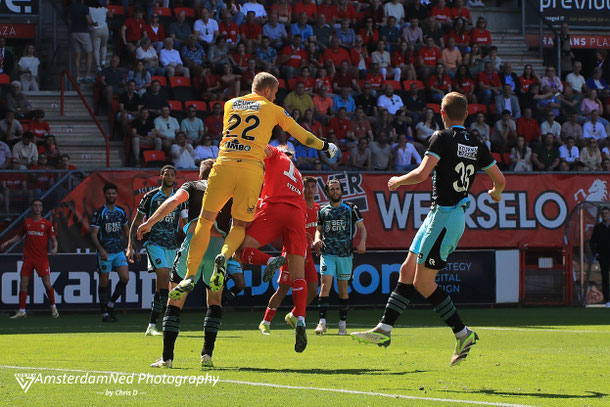Een sluwe overtreding van Sem Steijn op Barry Lauwers leidt de 4-2 in, geen sanctie van de VAR