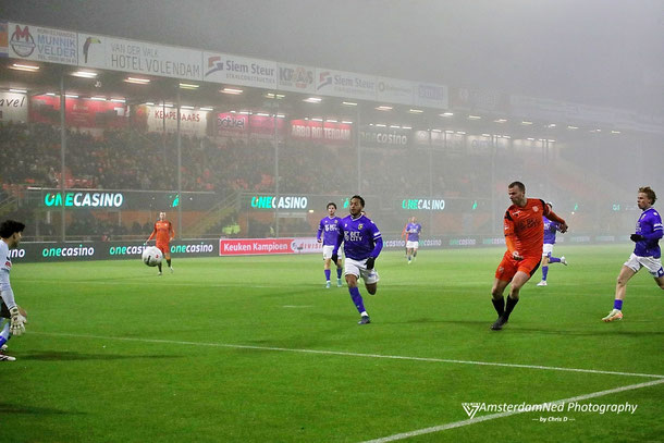 "Lange Henk" Veerman verrast van dichtbij doelman Tom Bramel, in de 58e minuut, 4-0.....