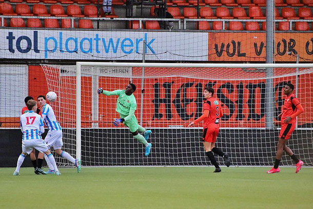 De "Atleet" Khadim Ngom in actie tegen SC Heerenveen, één tegen twee vóór door Mauro Zijlstra.....