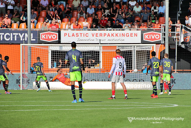 Robert Mühren benut in de 10e minuut een penalty, na een overtreding op "Lange" Henk Veerman